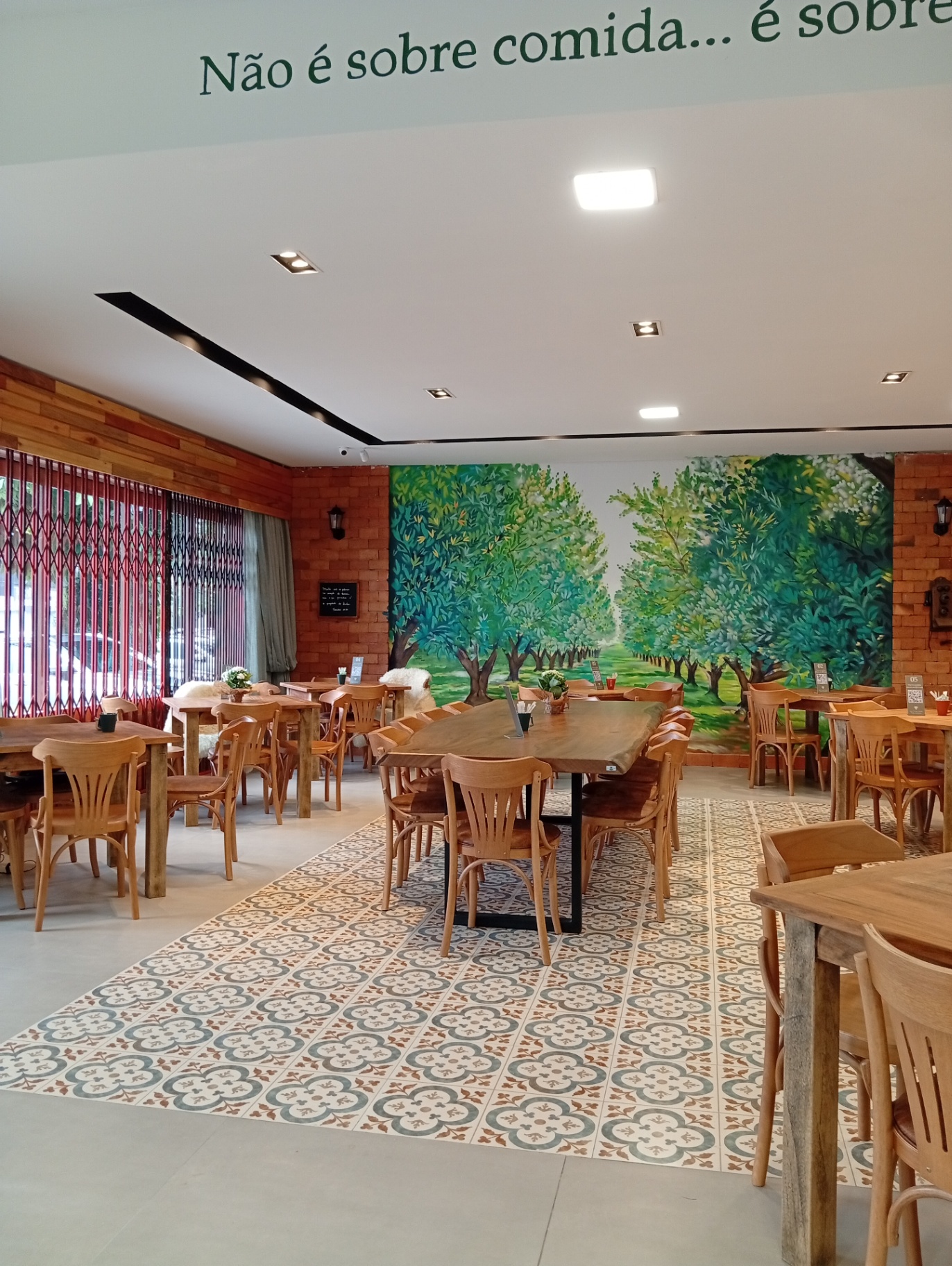 Café fresco com vapor em ambiente acolhedor da Vó Oliva